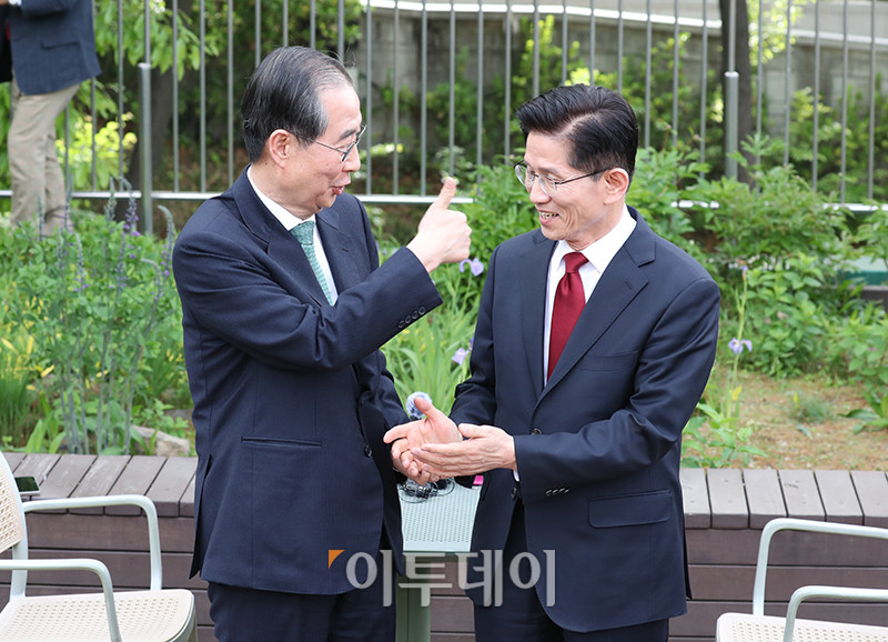 ▲김문수(오른쪽) 국민의힘 대선 후보와 한덕수 무소속 후보가 8일 서울 여의도 국회 사랑재 커피숍에서 단일화 관련 회동을 하고 있다. 고이란 기자 photoeran@