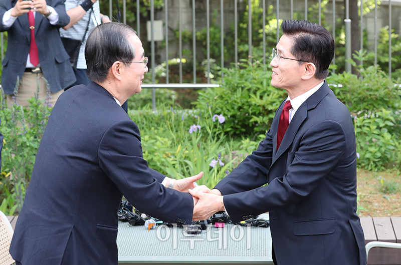 ▲김문수(오른쪽) 국민의힘 대선 후보와 한덕수 무소속 후보가 8일 서울 여의도 국회 사랑재 커피숍에서 단일화 관련 회동을 하고 있다. 고이란 기자 photoeran@