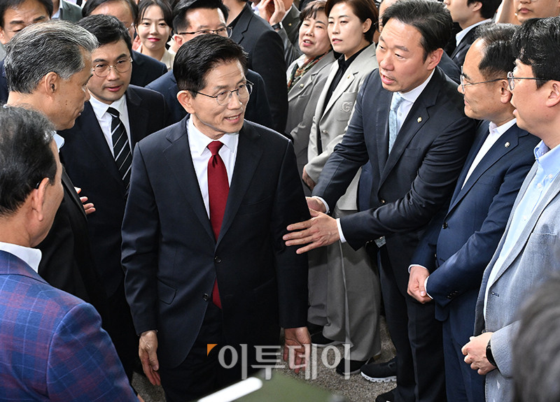 ▲김문수 국민의힘 대선 후보가 한덕수 무소속 예비후보와 단일화 관련 회동을 위해 서울 국회 사랑재에 위치한 커피숍으로 향하고 있다. 고이란 기자 photoeran@