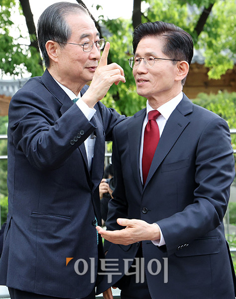 ▲김문수(오른쪽) 국민의힘 대선 후보와 한덕수 무소속 예비후보가 8일 서울 여의도 국회 사랑재 커피숍에서 단일화 관련 회동을 마치고 인사하고 있다. 고이란 기자 photoeran@