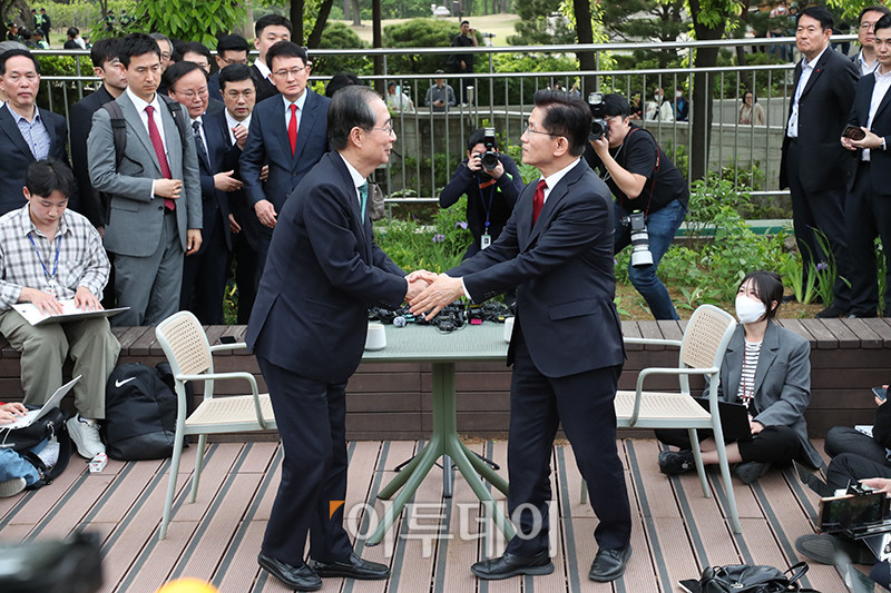 ▲김문수(오른쪽) 국민의힘 대선 후보와 한덕수 무소속 예비후보가 8일 서울 여의도 국회 사랑재 커피숍에서 단일화 관련 회동을 마치고 인사하고 있다. 고이란 기자 photoeran@