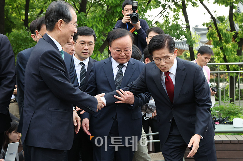 ▲김문수(오른쪽) 국민의힘 대선 후보와 한덕수 무소속 예비후보가 8일 서울 여의도 국회 사랑재 커피숍에서 단일화 관련 회동을 마치고 인사하고 있다. 고이란 기자 photoeran@