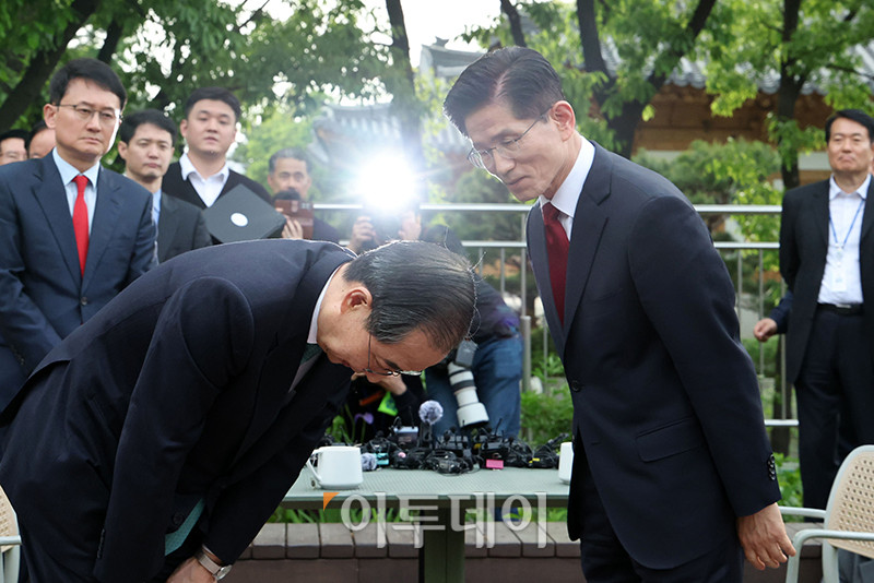 ▲김문수(오른쪽) 국민의힘 대선 후보와 한덕수 무소속 예비후보가 8일 서울 여의도 국회 사랑재 커피숍에서 단일화 관련 회동을 마치고 인사하고 있다. 고이란 기자 photoeran@