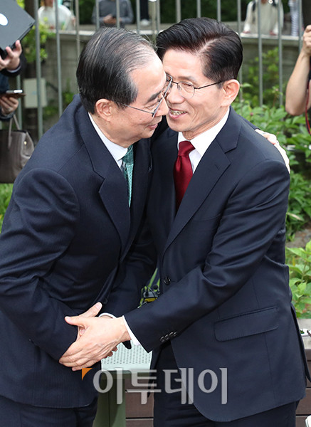 ▲김문수(오른쪽) 국민의힘 대선 후보와 한덕수 무소속 예비후보가 8일 서울 여의도 국회 사랑재 커피숍에서 단일화 관련 회동을 마치고 인사하고 있다. 고이란 기자 photoeran@