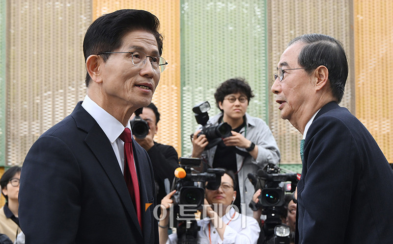 ▲김문수(왼쪽) 국민의힘 대선 후보와 한덕수 무소속 예비후보가 8일 서울 여의도 국회 사랑재 커피숍에서 단일화 관련 회동을 마치고 인사하고 있다. 고이란 기자 photoeran@