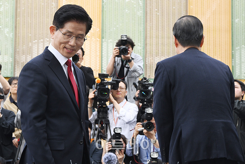 ▲김문수(왼쪽) 국민의힘 대선 후보와 한덕수 무소속 예비후보가 8일 서울 여의도 국회 사랑재 커피숍에서 단일화 관련 회동을 마치고 인사하고 있다. 고이란 기자 photoeran@