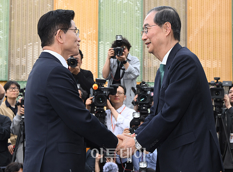 ▲김문수(왼쪽) 국민의힘 대선 후보와 한덕수 무소속 예비후보가 8일 서울 여의도 국회 사랑재 커피숍에서 단일화 관련 회동을 마치고 인사하고 있다. 고이란 기자 photoeran@