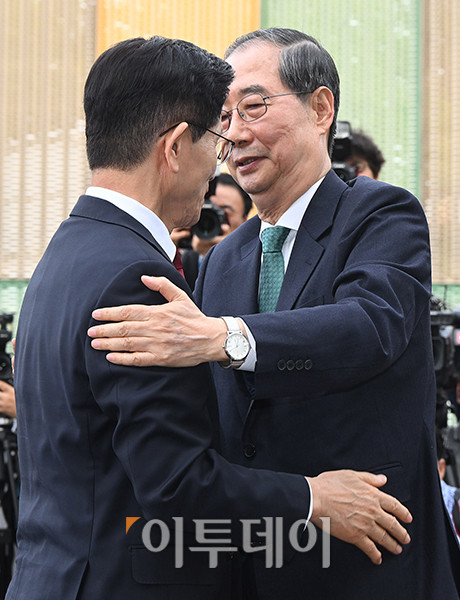 ▲김문수(왼쪽) 국민의힘 대선 후보와 한덕수 무소속 예비후보가 8일 서울 여의도 국회 사랑재 커피숍에서 단일화 관련 회동을 마치고 인사하고 있다. 고이란 기자 photoeran@