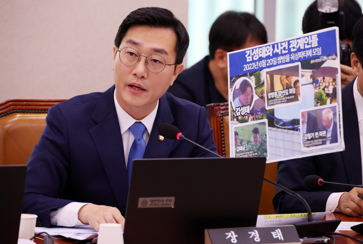 ▲장경태 더불어민주당 의원이 22일 오후 서울 여의도 국회에서 열린 법제사법위원회의 서울고등법원, 서울중앙지방법원 등에 대한 국정감사에서 김세윤 수원지방법원장에게 김성태 전 쌍방울 회장의 옥상 파티 관련 자료를 보여주며 질문을 하고 있다. (사진=뉴시스)