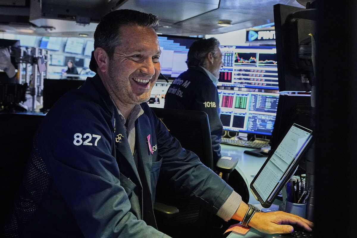 ▲뉴욕증권거래소(NYSE)에서 8일(현지시간) 트레이더가 웃고 있다. 뉴욕/AP연합뉴스