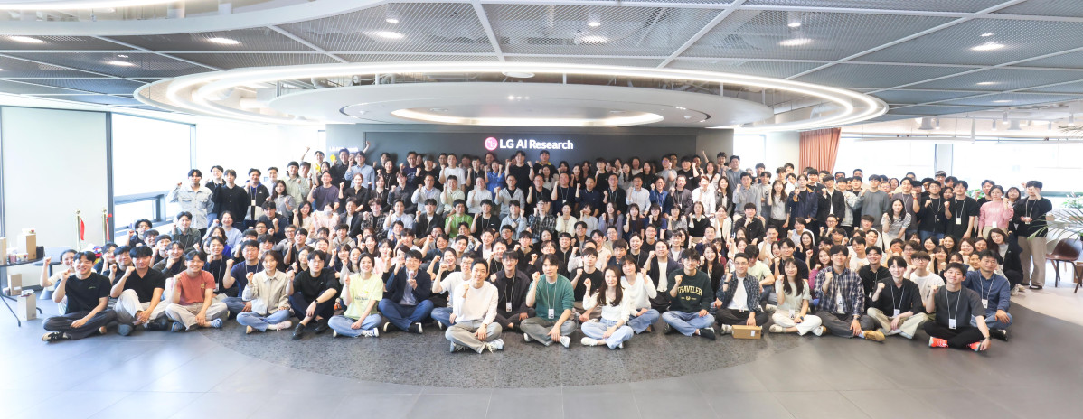 ▲LG AI연구원 임직원들이 단체 기념 촬영을 하고 있다 (사진제공-LG)