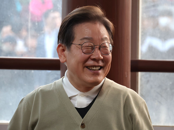 ▲ 더불어민주당 이재명 대선 후보가 '골목골목 경청투어:국토종주편'에 나선 6일 전북 장수군 오옥마을을 찾아 국내 최연소 이장인 정민수 이장을 비롯한 주민 어르신들과 간담회를 하고 있다. 2025.5.6. (연합뉴스)