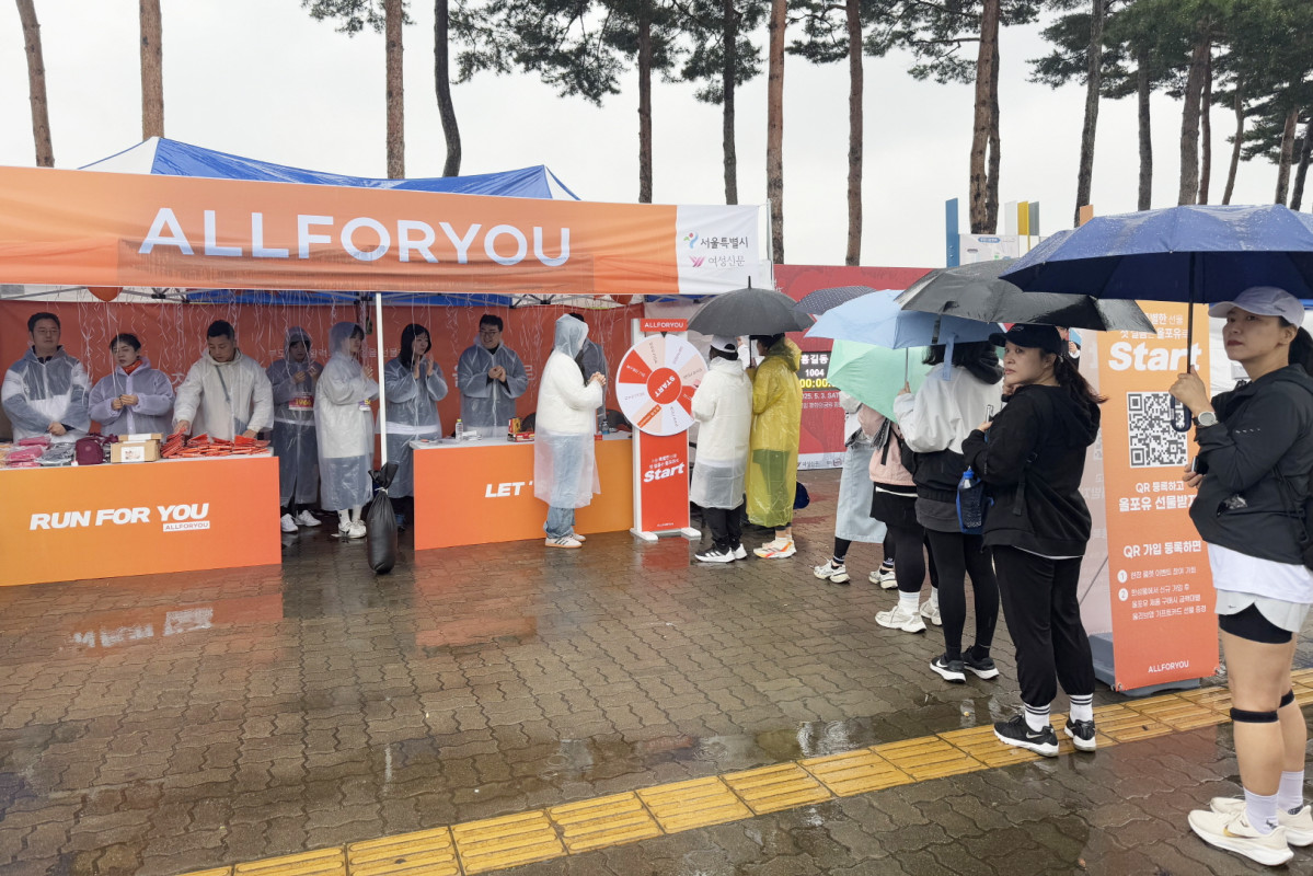 ▲3일 오전 서울 마포구 상암 평화의공원 평화광장에서 진행된 ‘제25회 2025 여성마라톤 대회’에서 올포유가 참가자들을 대상으로 이벤트를 펼치고 있다. (사진제공=한성에프아이)