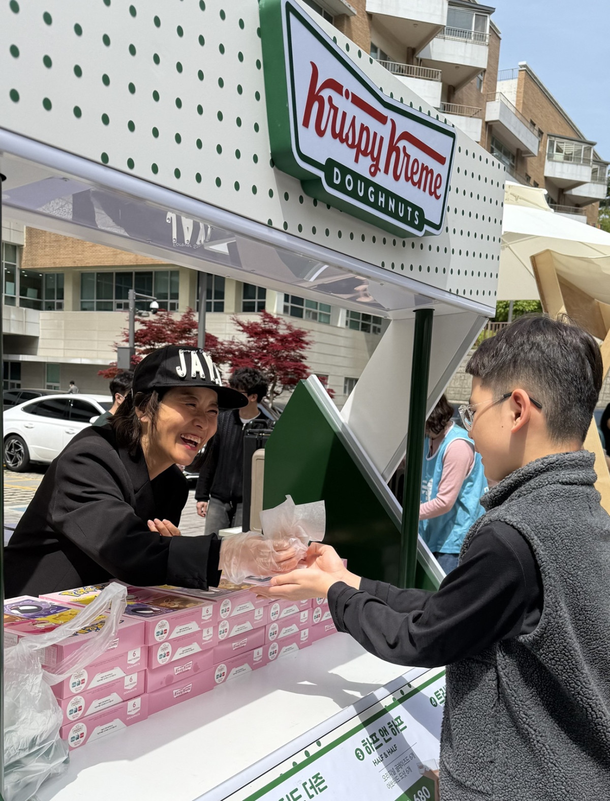 ▲8일 롯데GRS가 서울특별시 어린이병원에 크리스피크림 도넛 및 엔제리너스 음료 등 간식 선물을 전달했다. (사진제공=롯데GRS)