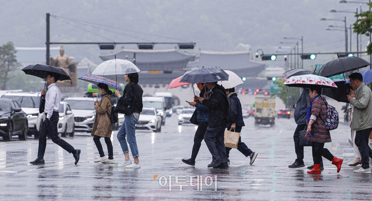 ▲전국에 비가 내린 9일 서울 종로구 광화문역 일대에서 우산을 쓴 시민들이 비를 피해 발걸음을 옮기고 있다. 기상청에 따르면 중국 상하이 부근에서 서해상으로 이동하는 저기압의 영향을 받아 전국이 대체로 흐리고 비가 내리겠다고 예보했다. 이날 아침 최저기온은 10~15도, 낮 최고기온은 15~20도로 주말까지 평년보다 쌀쌀한 날씨가 이어질 전망이다. 조현호 기자 hyunho@
