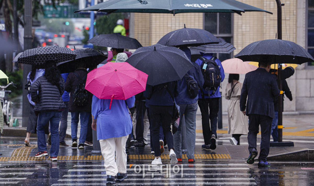 ▲전국에 비가 내린 9일 서울 종로구 광화문역 일대에서 우산을 쓴 시민들이 비를 피해 발걸음을 옮기고 있다. 기상청에 따르면 중국 상하이 부근에서 서해상으로 이동하는 저기압의 영향을 받아 전국이 대체로 흐리고 비가 내리겠다고 예보했다. 이날 아침 최저기온은 10~15도, 낮 최고기온은 15~20도로 주말까지 평년보다 쌀쌀한 날씨가 이어질 전망이다. 조현호 기자 hyunho@