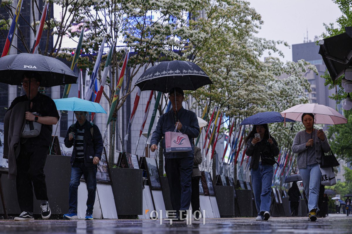 ▲전국에 비가 내린 9일 서울 종로구 광화문역 일대에서 우산을 쓴 시민들이 비를 피해 발걸음을 옮기고 있다. 기상청에 따르면 중국 상하이 부근에서 서해상으로 이동하는 저기압의 영향을 받아 전국이 대체로 흐리고 비가 내리겠다고 예보했다. 이날 아침 최저기온은 10~15도, 낮 최고기온은 15~20도로 주말까지 평년보다 쌀쌀한 날씨가 이어질 전망이다. 조현호 기자 hyunho@