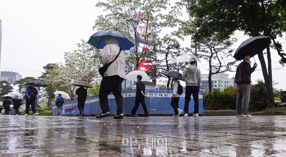 ▲전국에 비가 내린 9일 서울 종로구 광화문역 일대에서 우산을 쓴 시민들이 비를 피해 발걸음을 옮기고 있다. 기상청에 따르면 중국 상하이 부근에서 서해상으로 이동하는 저기압의 영향을 받아 전국이 대체로 흐리고 비가 내리겠다고 예보했다. 이날 아침 최저기온은 10~15도, 낮 최고기온은 15~20도로 주말까지 평년보다 쌀쌀한 날씨가 이어질 전망이다. 조현호 기자 hyunho@