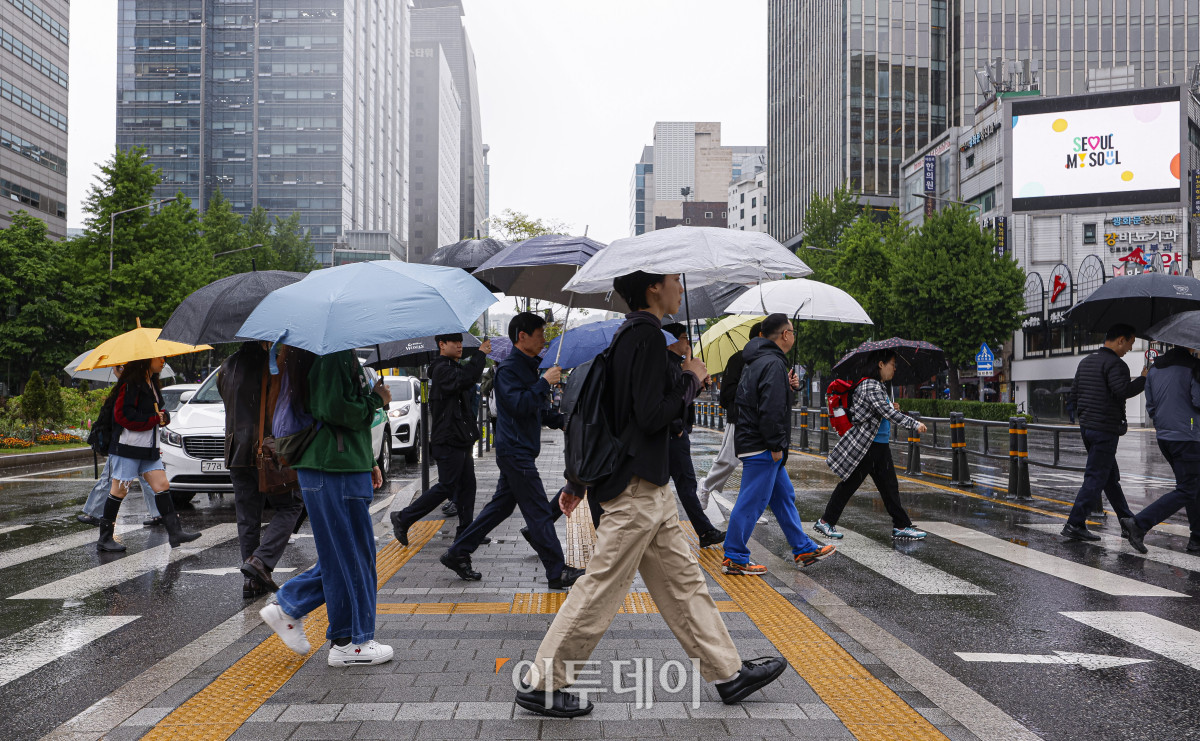 ▲전국에 비가 내린 9일 서울 종로구 광화문역 일대에서 우산을 쓴 시민들이 비를 피해 발걸음을 옮기고 있다. 기상청에 따르면 중국 상하이 부근에서 서해상으로 이동하는 저기압의 영향을 받아 전국이 대체로 흐리고 비가 내리겠다고 예보했다. 이날 아침 최저기온은 10~15도, 낮 최고기온은 15~20도로 주말까지 평년보다 쌀쌀한 날씨가 이어질 전망이다. 조현호 기자 hyunho@