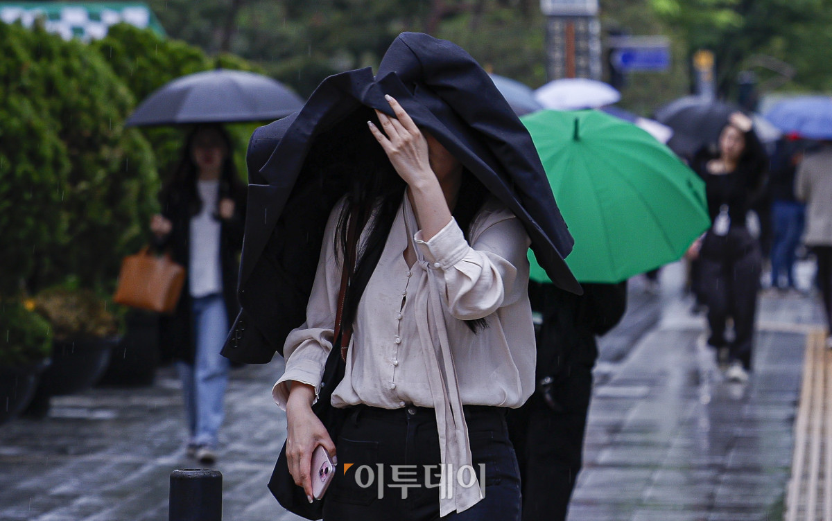 ▲전국에 비가 내린 9일 서울 종로구 광화문역 일대에서 우산을 준비하지 못한 한 시민이 외투로 비를 피하며 발걸음을 옮기고 있다. 기상청에 따르면 중국 상하이 부근에서 서해상으로 이동하는 저기압의 영향을 받아 전국이 대체로 흐리고 비가 내리겠다고 예보했다. 이날 아침 최저기온은 10~15도, 낮 최고기온은 15~20도로 주말까지 평년보다 쌀쌀한 날씨가 이어질 전망이다. 조현호 기자 hyunho@