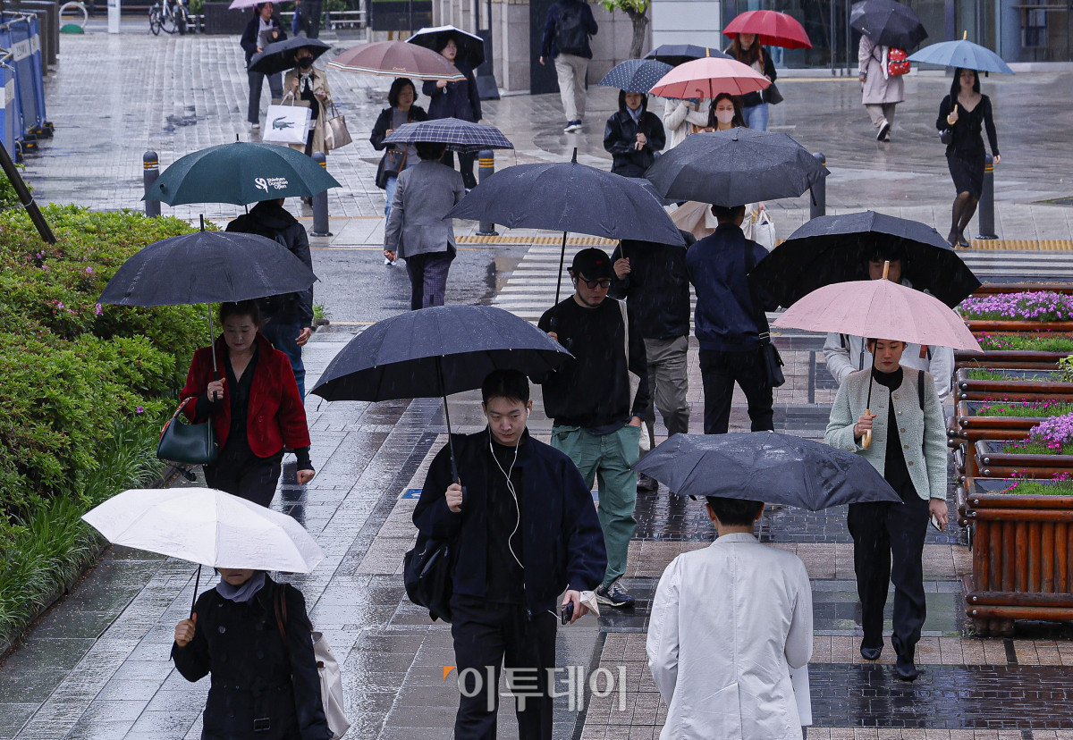 ▲전국에 비가 내린 9일 서울 종로구 광화문역 일대에서 우산을 쓴 시민들이 비를 피해 발걸음을 옮기고 있다. 기상청에 따르면 중국 상하이 부근에서 서해상으로 이동하는 저기압의 영향을 받아 전국이 대체로 흐리고 비가 내리겠다고 예보했다. 이날 아침 최저기온은 10~15도, 낮 최고기온은 15~20도로 주말까지 평년보다 쌀쌀한 날씨가 이어질 전망이다. 조현호 기자 hyunho@