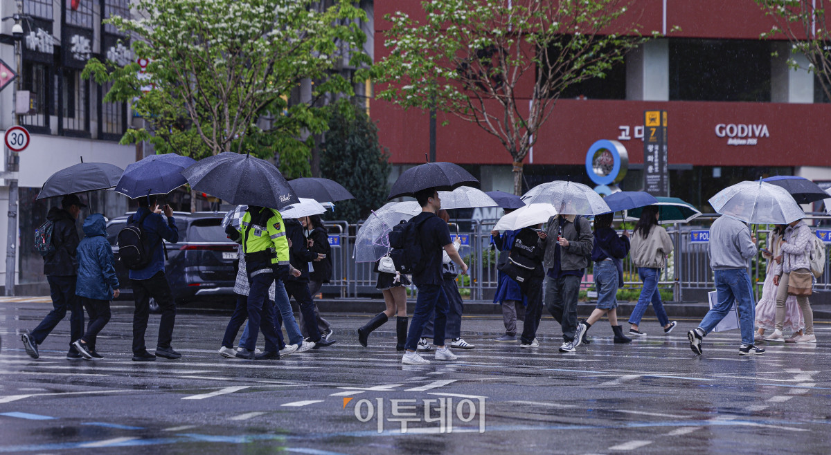 ▲전국에 비가 내린 9일 서울 종로구 광화문역 일대에서 우산을 쓴 시민들이 비를 피해 발걸음을 옮기고 있다. 기상청에 따르면 중국 상하이 부근에서 서해상으로 이동하는 저기압의 영향을 받아 전국이 대체로 흐리고 비가 내리겠다고 예보했다. 이날 아침 최저기온은 10~15도, 낮 최고기온은 15~20도로 주말까지 평년보다 쌀쌀한 날씨가 이어질 전망이다. 조현호 기자 hyunho@