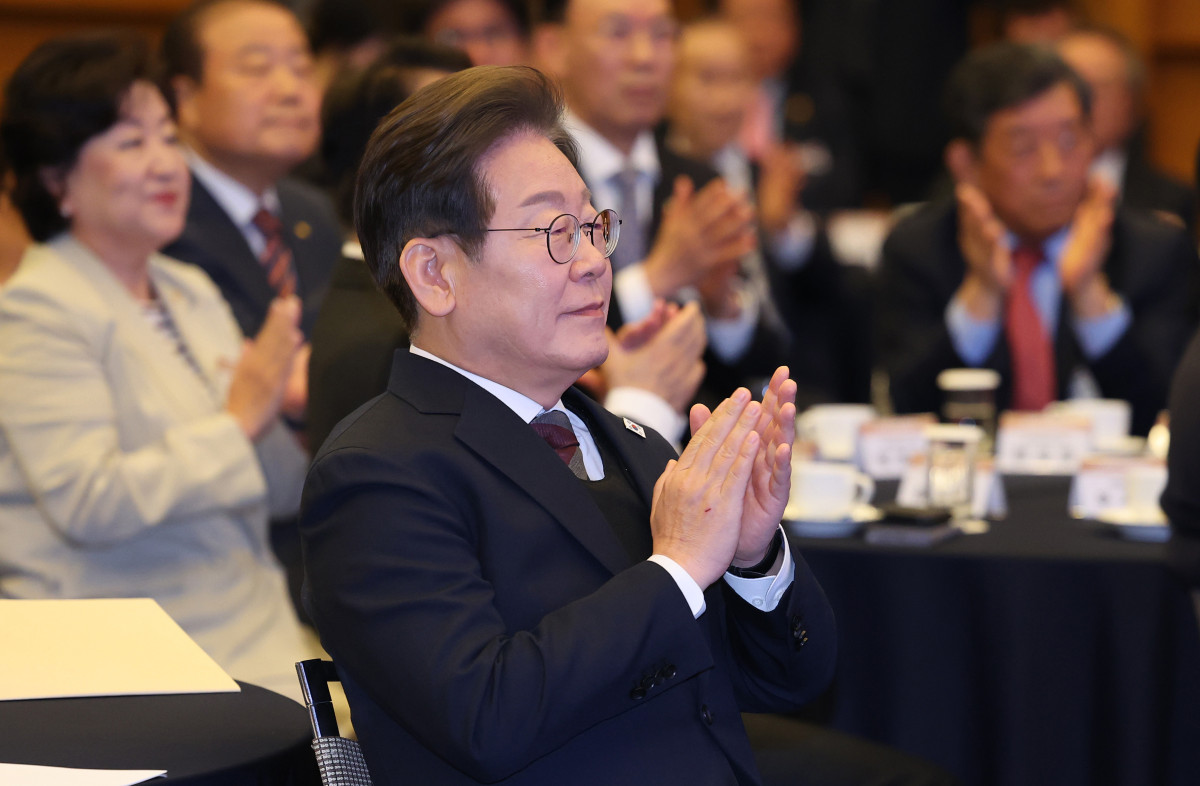 ▲더불어민주당 이재명 대선 후보가 8일 서울 중구 대한상공회의소에서 열린 경제5단체장과의 간담회에 참석해 최태원 대한상공회의소 회장의 환영사를 듣고 박수치고 있다.  (연합뉴스)