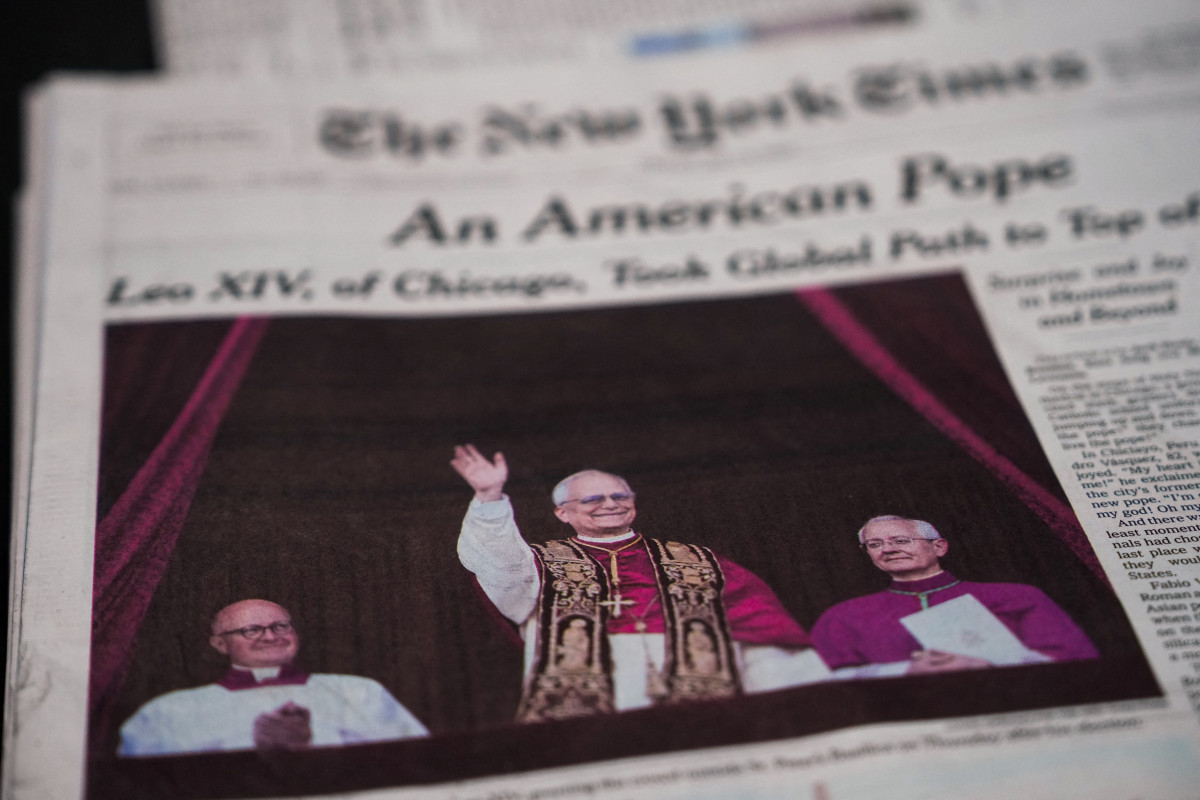 ▲9일(현지시간)자 뉴욕타임스(NYT) 1면에 레오 19세가 최초의 미국인 교황으로 선출된 내용이 실려있다. 뉴욕/로이터연합뉴스