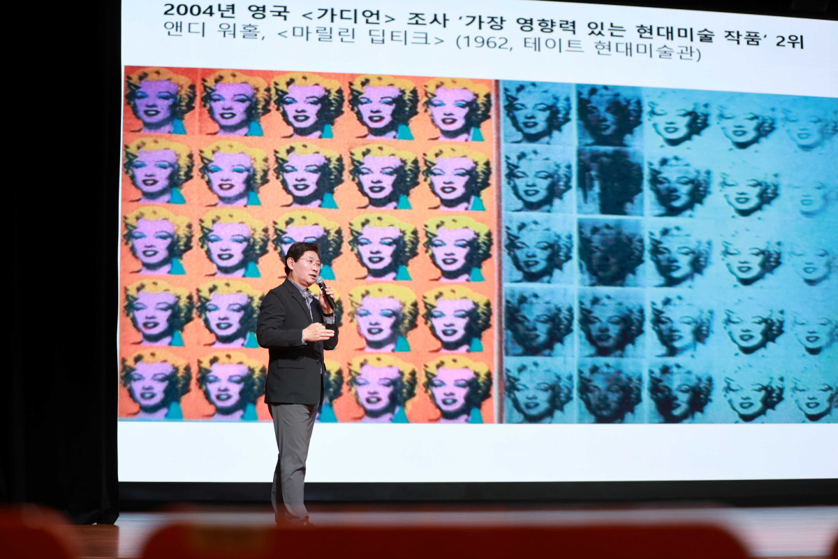 ▲이상일 용인특례시장이 서울 서초문화예술회관에서 열린 차이나는 아카데미 강연에서 앤디 워홀의 "마릴린 딩티크" 작품을 청중에게 설명하고 있다. (용인특례시)