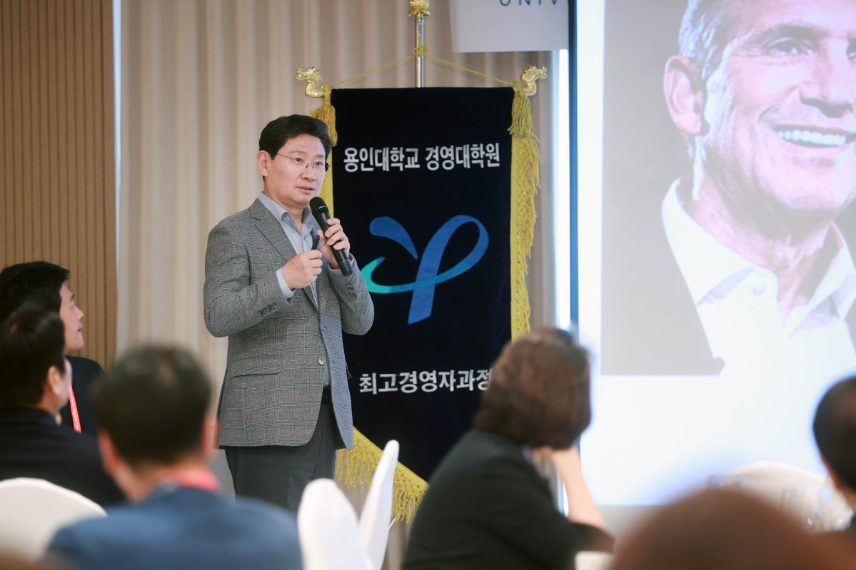 ▲이상일 용인특례시장이 용인대학교 경영대학원 최고경영자과정 수강생들을 대상으로 강연을 진행하고 있다.