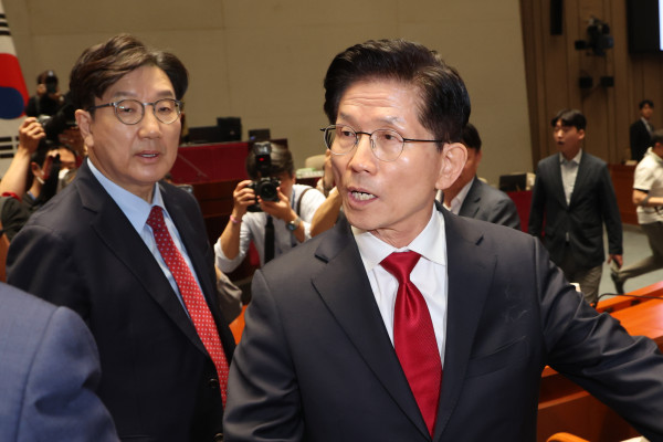 ▲국민의힘 김문수 대선 후보가 9일 서울 여의도 국회에서 열린 의원총회에서 권영세 비상대책위원장이 단일화를 압박하는 발언 뒤 퇴장하자 항의하며 의총장을 나가고 있다. 2025.5.9     (연합뉴스 )