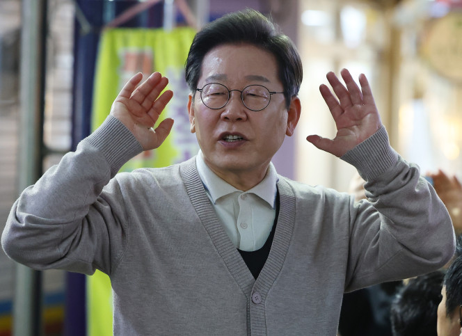 ▲더불어민주당 이재명 대선 후보가 제3차 골목골목 경청투어로 경북지역 방문에 나선 9일 경북 영천시 영천공설시장에서 시장 상인 및 지지자들 앞에서 연설하고 있다. 2025.5.9. (연합뉴스)