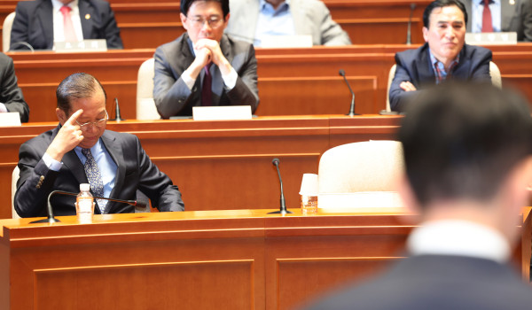 ▲국민의힘 권영세 비상대책위원장이 9일 서울 여의도 국회에서 열린 의원총회에서 김문수 대선 후보의 '작심 발언'을 들으며 굳은 표정을 짓고 있다. 2025.5.9    (연합뉴스 )