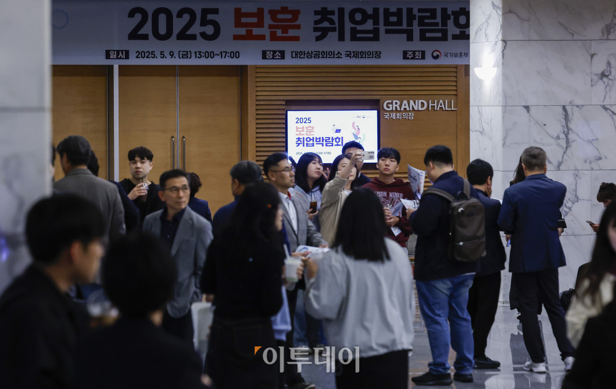 ▲9일 서울 중구 대한상공회의소에서 열린 2025 보훈 취업박람회에서 구직자들이 박람회장에 입장하기 위해 대기하고 있다. 이날 국가유공자와 제대군인 취업을 지원하기 위해 열린 보훈 취업박람회는 45개 기업·기관이 참여해 보훈 취업상담관과 제대군인 취·창업상담관을 운영한다. 조현호 기자 hyunho@