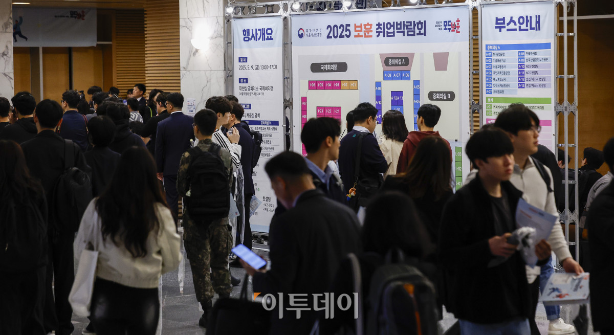 ▲9일 서울 중구 대한상공회의소에서 열린 2025 보훈 취업박람회에서 구직자들이 박람회장에 입장하기 위해 대기하고 있다. 이날 국가유공자와 제대군인 취업을 지원하기 위해 열린 보훈 취업박람회는 45개 기업·기관이 참여해 보훈 취업상담관과 제대군인 취·창업상담관을 운영한다. 조현호 기자 hyunho@