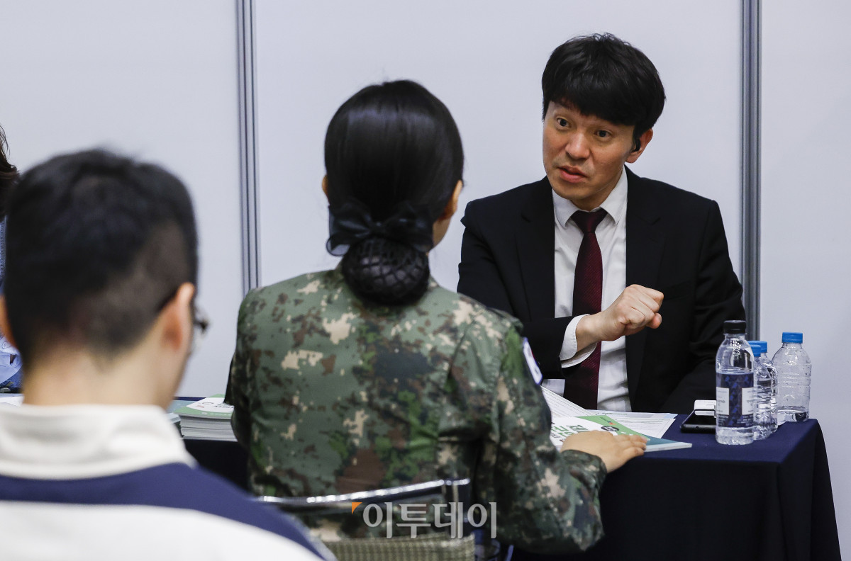 ▲9일 서울 중구 대한상공회의소에서 열린 2025 보훈 취업박람회에서 제대를 앞둔 군인이 취업 상담을 받고 있다. 이날 국가유공자와 제대군인 취업을 지원하기 위해 열린 보훈 취업박람회는 45개 기업·기관이 참여해 보훈 취업상담관과 제대군인 취·창업상담관을 운영한다. 조현호 기자 hyunho@