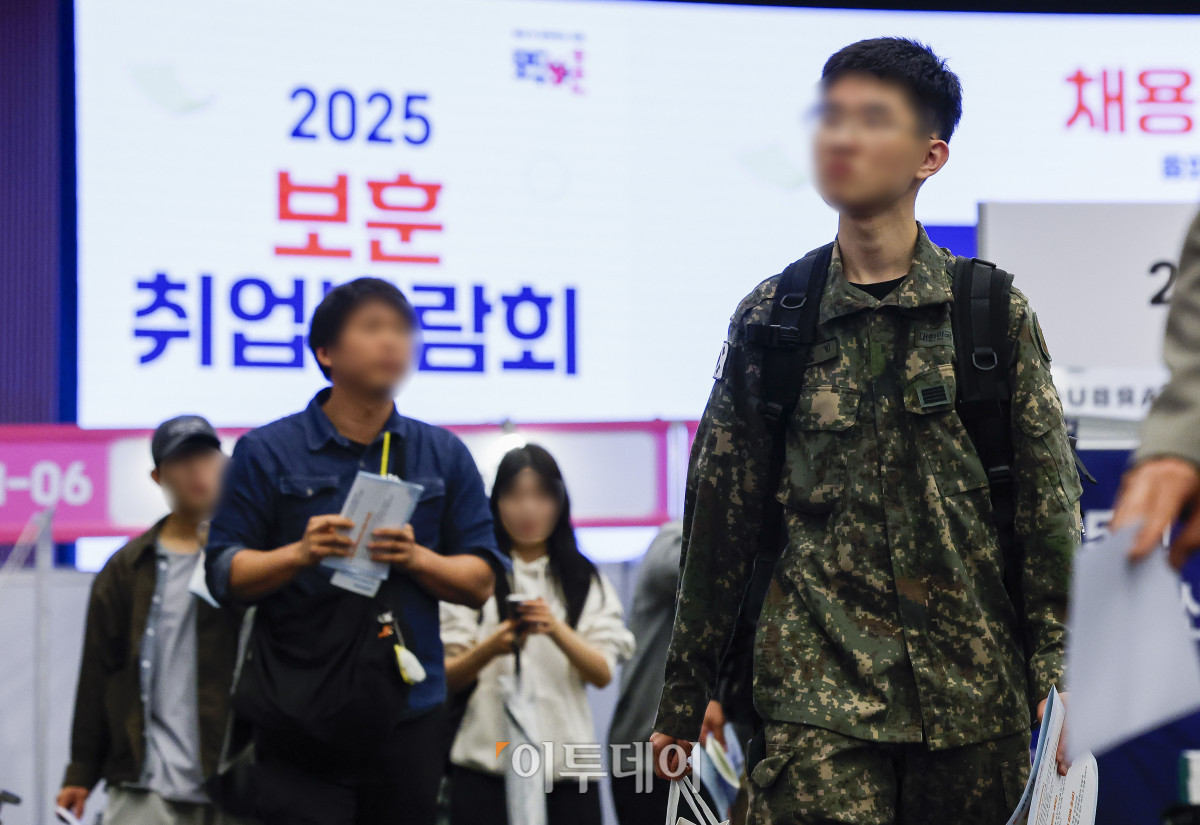 ▲9일 서울 중구 대한상공회의소에서 열린 2025 보훈 취업박람회에서 구직자들이 기업 부스를 살펴보고 있다. 이날 국가유공자와 제대군인 취업을 지원하기 위해 열린 보훈 취업박람회는 45개 기업·기관이 참여해 보훈 취업상담관과 제대군인 취·창업상담관을 운영한다. 조현호 기자 hyunho@