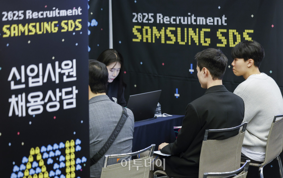 ▲9일 서울 중구 대한상공회의소에서 열린 2025 보 훈취업박람회에서 구직자들이 취업 상담을 받고 있다. 이날 국가유공자와 제대군인 취업을 지원하기 위해 열린 보훈 취업박람회는 45개 기업·기관이 참여해 보훈 취업상담관과 제대군인 취·창업상담관을 운영한다. 조현호 기자 hyunho@