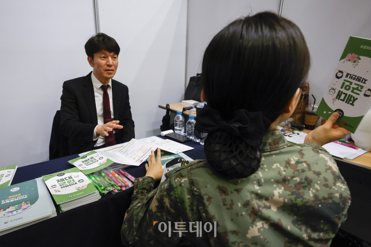 ▲9일 서울 중구 대한상공회의소에서 열린 2025 보훈 취업박람회에서 제대를 앞둔 군인이 취업 상담을 받고 있다. 이날 국가유공자와 제대군인 취업을 지원하기 위해 열린 보훈 취업박람회는 45개 기업·기관이 참여해 보훈 취업상담관과 제대군인 취·창업상담관을 운영한다. 조현호 기자 hyunho@