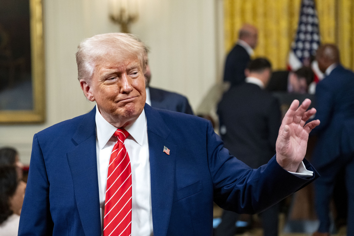 ▲도널드 트럼프 미국 대통령이 8일(현지시간) 백악관에서 열린 군인 어머니들을 기념하는 행사에 참석해 손을 흔들고 있다. 워싱턴 D.C./UPI연합뉴스