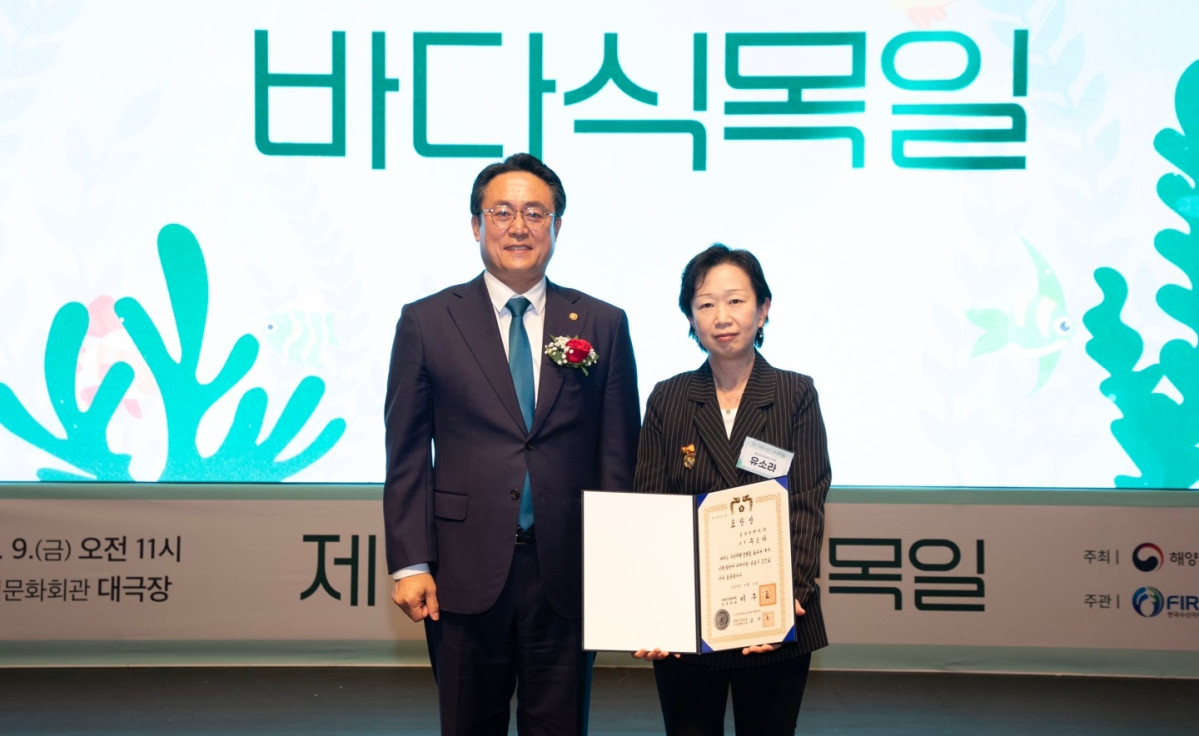 ▲(왼쪽부터) 강도형 해양수산부 장관, 유소라 효성티앤씨 상무가 9일 열린 ‘제13회 바다식목일 기념식’에서 대통령표창을 수상한 뒤 기념사진을 촬영하고 있다. (사진= 효성티앤씨)