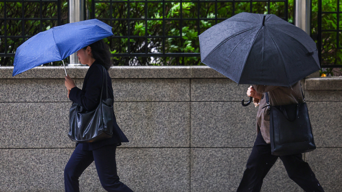 ▲ 9일 서울 종로구 광화문 인근에서 시민들이 우산을 쓰고 이동하고 있다.  (연합뉴스)