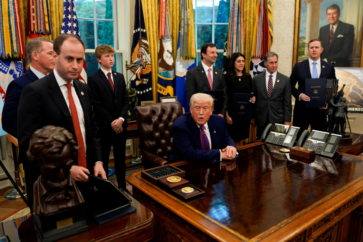 ▲도널드 트럼프 미국 대통령이 9일(현지시간) 백악관 집무실에서 발언하고 있다. 워싱턴D.C./로이터연합뉴스