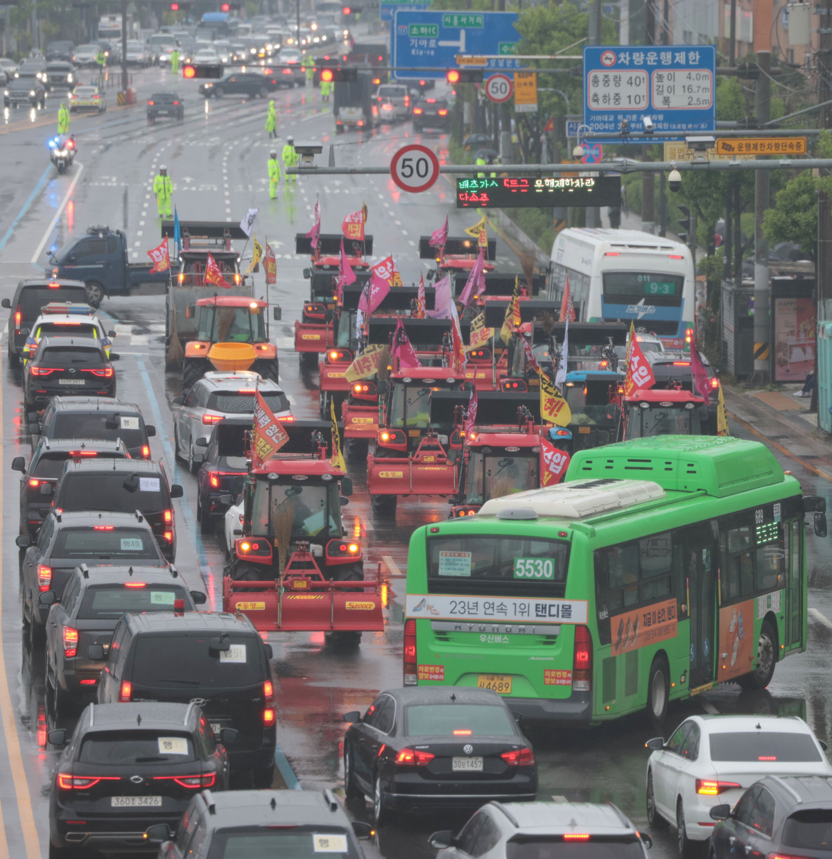 ▲전국농민회총연맹(전농) 전봉준투쟁단이 10일 광화문에서 열리는 '내란농정 청산 농업대개혁 실현 범시민대회'에 참석하기 위해 트랙터 상경 시위를 하며 서울 시내로 향하고 있다. (연햡뉴스)