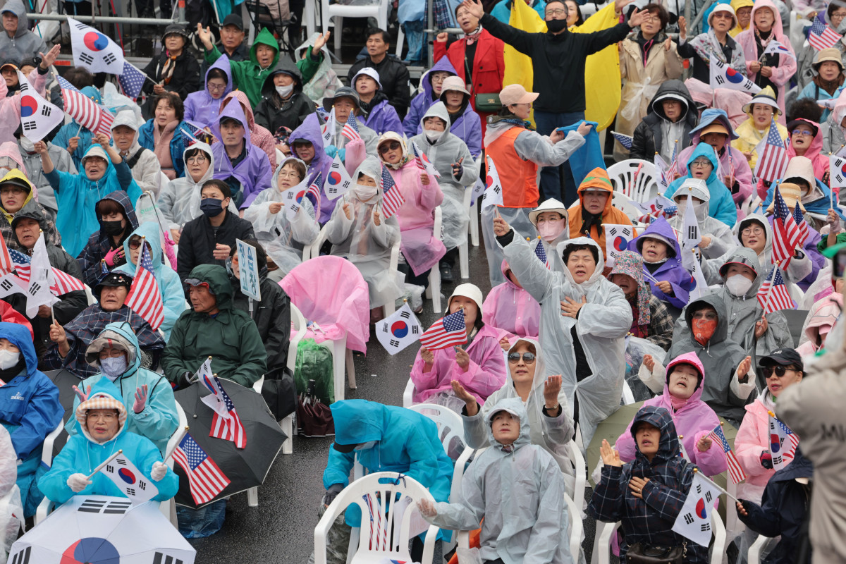 ▲10일 서울 광화문 세종대로사거리에서 대한민국바로세우기운동본부(대국본) 주최로 열린 광화문 국민대회에서 참가자들이 태극기를 흔들고 있다. (연합뉴스)