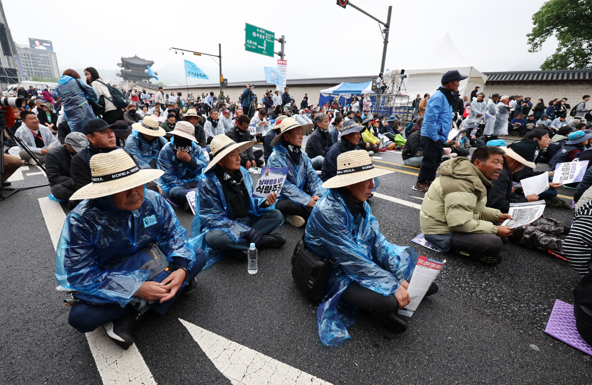 ▲10일 서울 종로구 광화문 동십자각 앞에서 열린 내란농정 청산 농업대개혁 실현 범시민대회에서 참가자들이 손팻말을 들고 있다. (연합뉴스)