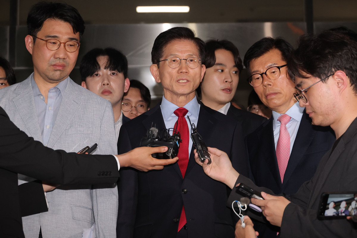 ▲김문수 국민의힘 대선후보가 10일 서울 양천구 서울남부지방법원에서 열린 당의 후보 선출 취소 가처분신청 사건 심문 기일에 출석한 뒤 법정을 나서며 발언하고 있다. (연합뉴스)