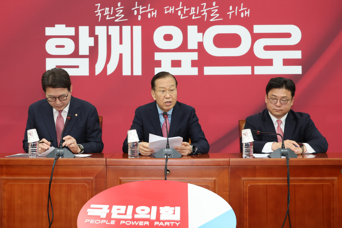 ▲권영세 국민의힘 비상대책위원장이 10일 서울 여의도 국회에서 사상 초유의 대선 후보 교체에 대한 입장을 밝히고 있다. (연합뉴스)