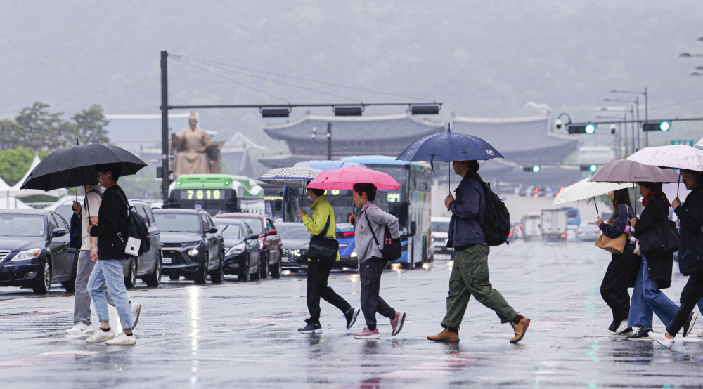 ▲서울 종로구 광화문역 일대에서 우산을 쓴 시민들이 비를 피해 발걸음을 옮기고 있다. (조현호 기자 hyunho@)