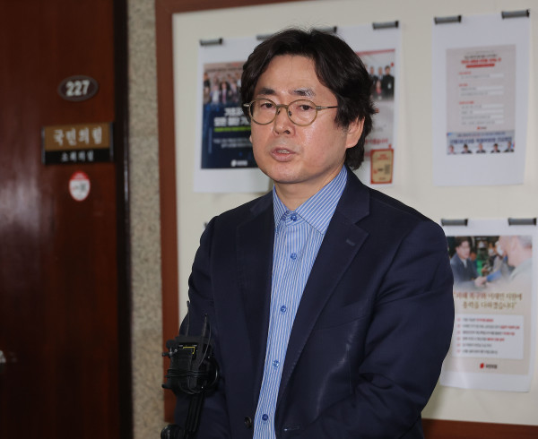 ▲한덕수 대선 예비 후보 측 대리인인 윤기찬 정책 대변인이 10일 국회에서 재개된 국민의힘 김문수 대선 후보와 한덕수 후보 간의 단일화 협상이 결렬된 뒤 취재진 질문에 답하고 있다. 2025.5.10 (연합뉴스 )